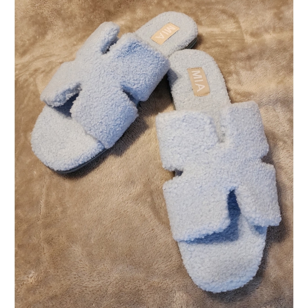 New MIA Slippers Fluffy Light Blue Size 10